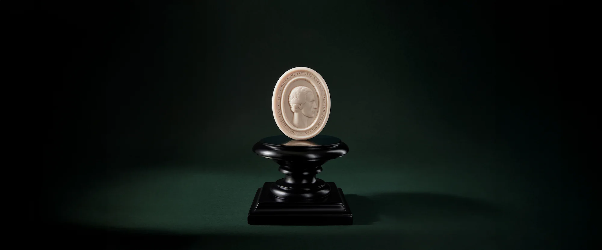 Opakowania kosmetyków marki Mantle, białe kartoniki z czarnymi napisami